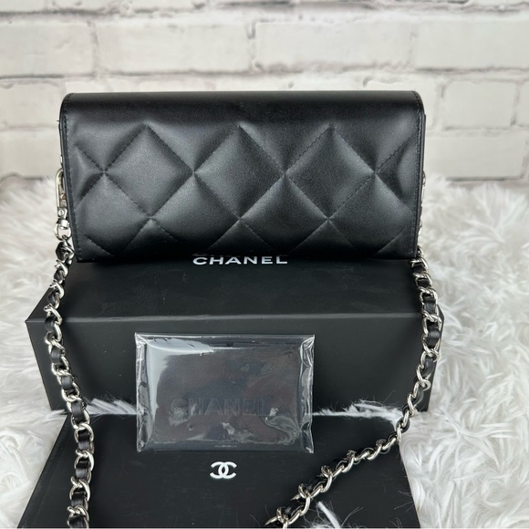 CHANEL matelasse black leather glasses case crossbody with box and charm - Picture 3 of 13